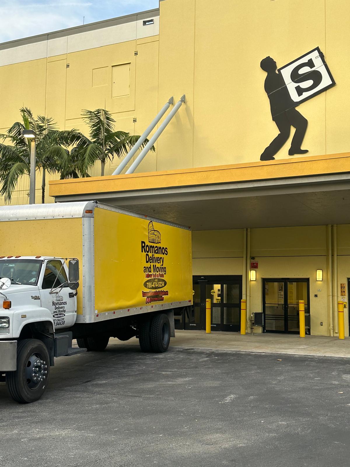 Camion de Romanos Delivery and Moving en zona comercial